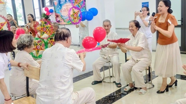 Người cao tuổi  hào hứng tham gia các trò chơi vận động