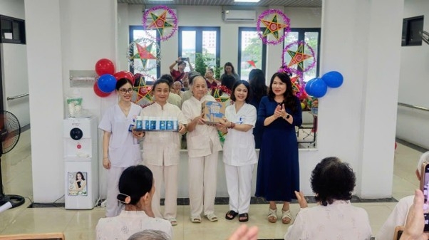 Bà Trần Thị Thu Hường, Chủ tịch Hội Người cao tuổi phường Tây Hồ tặng quà đến đại diện người cao tuổi đang tham gia sinh hoạt ở cơ sở.