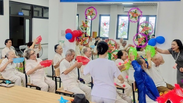 Ấm áp Trung thu tại Cơ sở chăm sóc người cao tuổi ban ngày phường Tây Hồ