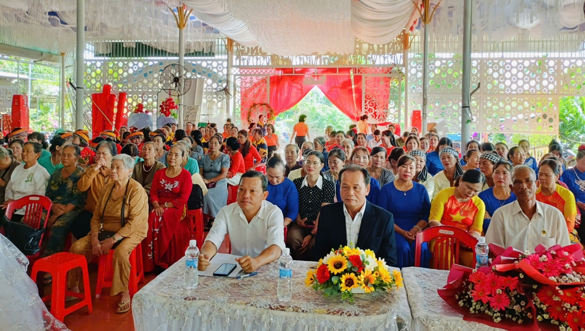 Ảnh trên: quang cảnh buổi lễ Ra mắt CLB Liên thế hệ tự giúp nhau buôn Ea Bhok.