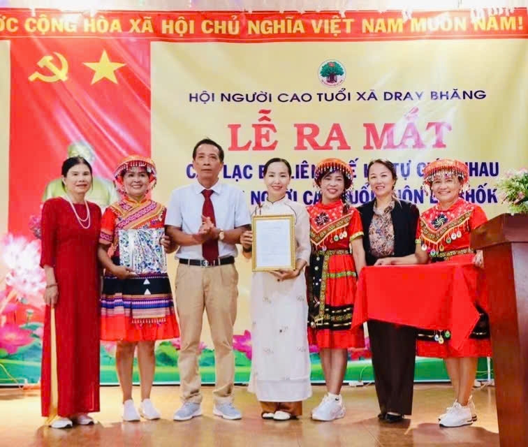 ên: ông Nguyễn Hồng Khanh, Chủ tịch Hội NCT xã trao Quyết định của UBND và quà tặng của Hội NCT xã cho Ban Chủ nhiệm CLB.