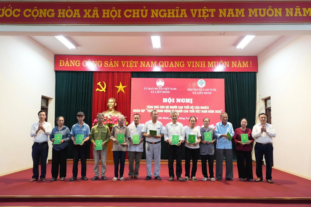 Tặng quà NCT hoàn cảnh khó khăn xã Liên Minh
