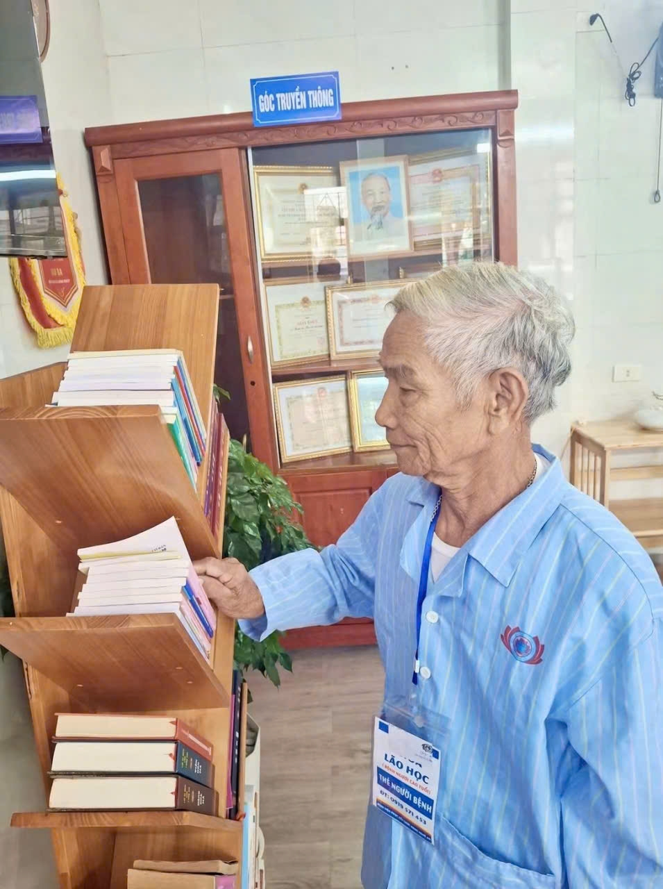Bệnh nhân điều trị tại Bệnh viện phục hồi chức năng hứng thú với việc đọc sách mỗi ngày.