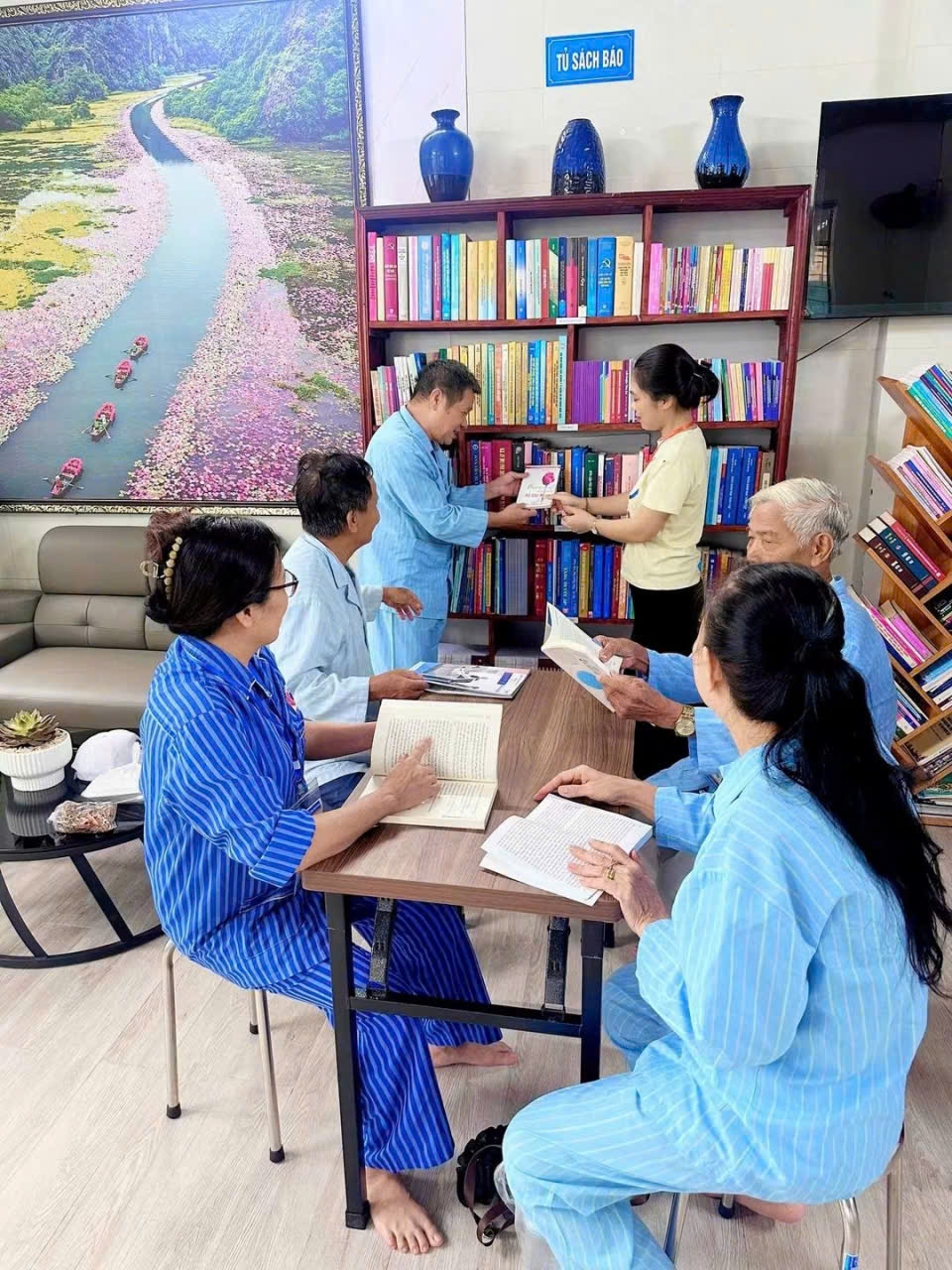 Tại phòng văn hóa cộng đồng sẽ góp phần giúp bệnh nhân quên đi những mệt mỏi trong quá trình điều trị bệnh tại Bệnh viện phục hồi chức năng.
