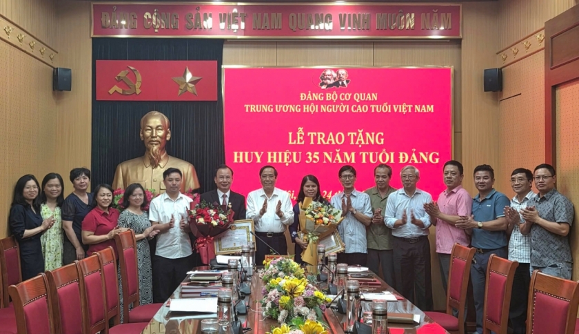 Trao Huy hiệu Đảng tặng các đảng viên thuộc Đảng bộ Cơ quan Trung ương Hội Người cao tuổi Việt Nam Trao Huy hiệu Đảng tặng các đảng viên thuộc Đảng bộ Cơ quan Trung ương Hội Người cao tuổi Việt Nam