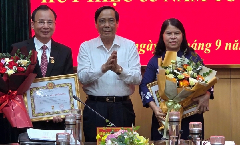 Trao Huy hiệu Đảng tặng các đảng viên thuộc Đảng bộ Cơ quan Trung ương Hội Người cao tuổi Việt Nam Trao Huy hiệu Đảng tặng các đảng viên thuộc Đảng bộ Cơ quan Trung ương Hội Người cao tuổi Việt Nam