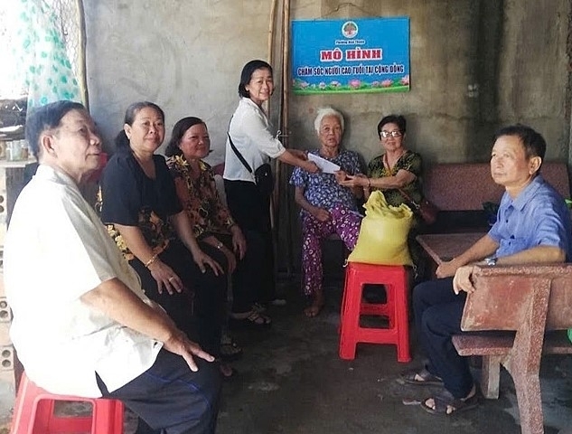 Hoạt động chăm sóc NCT tại cộng đồng của các thành viên CLB Liên thế hệ tự giúp nhau phường Cao Lãnh. Hoạt động chăm sóc NCT tại cộng đồng của các thành viên CLB Liên thế hệ tự giúp nhau phường Cao Lãnh.
