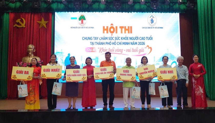 Ban tổ chức và Ban giám khảo trao giải cho các đội