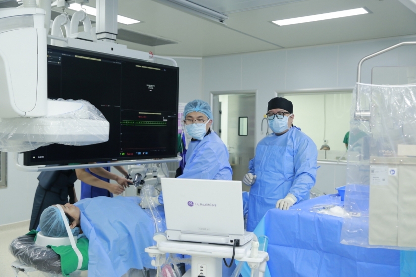 Can thiệp túi phình động mạch cảnh không cần mổ hở Can thiệp túi phình động mạch cảnh không cần mổ hở