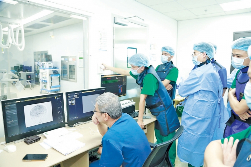 Can thiệp túi phình động mạch cảnh không cần mổ hở Can thiệp túi phình động mạch cảnh không cần mổ hở