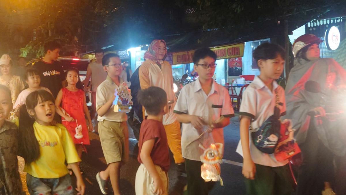 Ấm áp đêm hội Trung thu ở Khu phố 27, phường Tân Hưng
