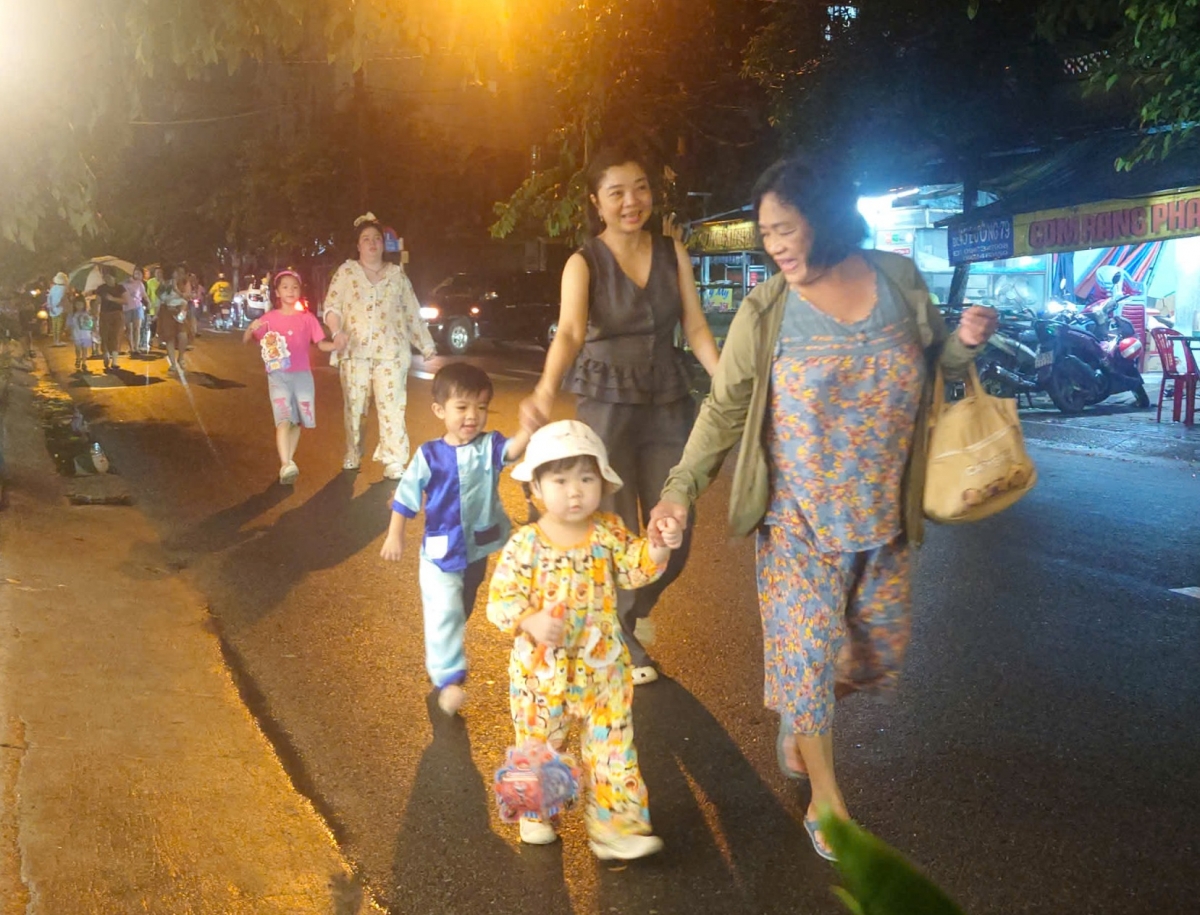 Ấm áp đêm hội Trung thu ở Khu phố 27, phường Tân Hưng