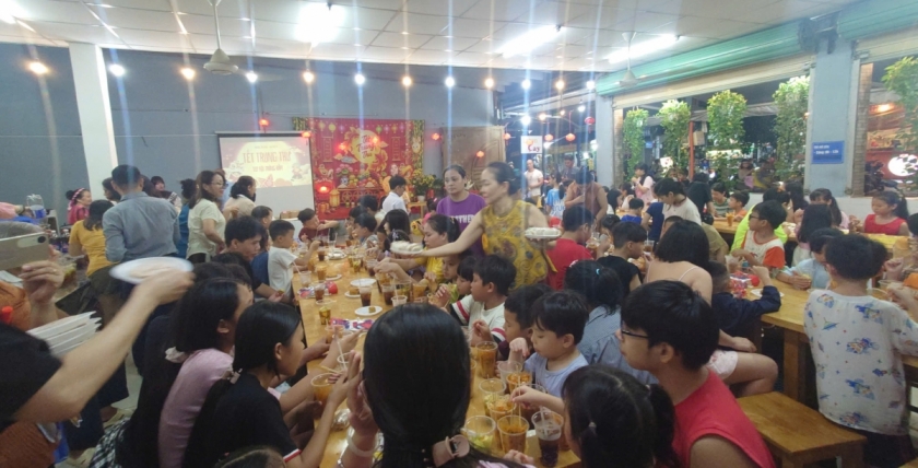 Các em nhỏ được tặng lồng đèn, tặng quà, phá cỗ