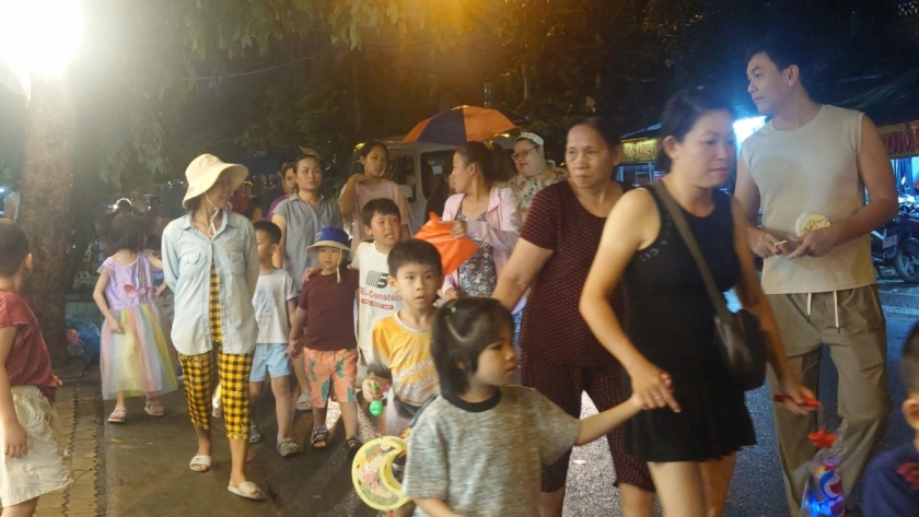 Các em nhỏ được Ban tổ chức, bố mẹ đưa đi rước đèn Trung thu qua các con phố 