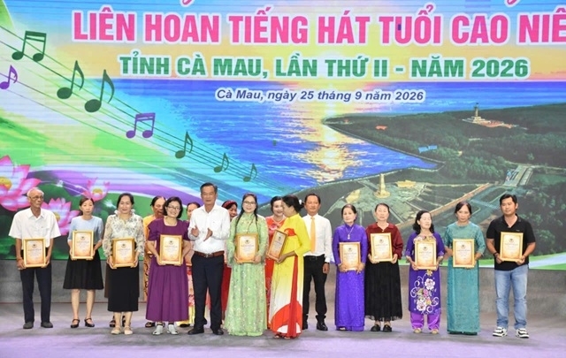  Ông Nguyễn Văn Khởi, Phó Chủ tịch Ủy ban MTTQ Việt Nam tỉnh Cà Mau, Chủ tịch Hội Chữ thập đỏ tỉnh, trao giải B cho các CLB