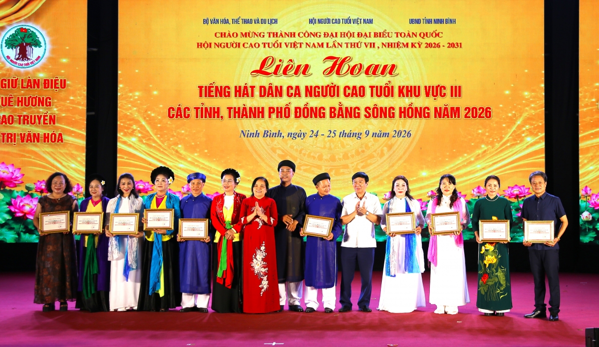 0 Ban tổ chức trao thưởng cho 10 tiết mục xuất sắc nhất 0 Ban tổ chức trao thưởng cho 10 tiết mục xuất sắc nhất