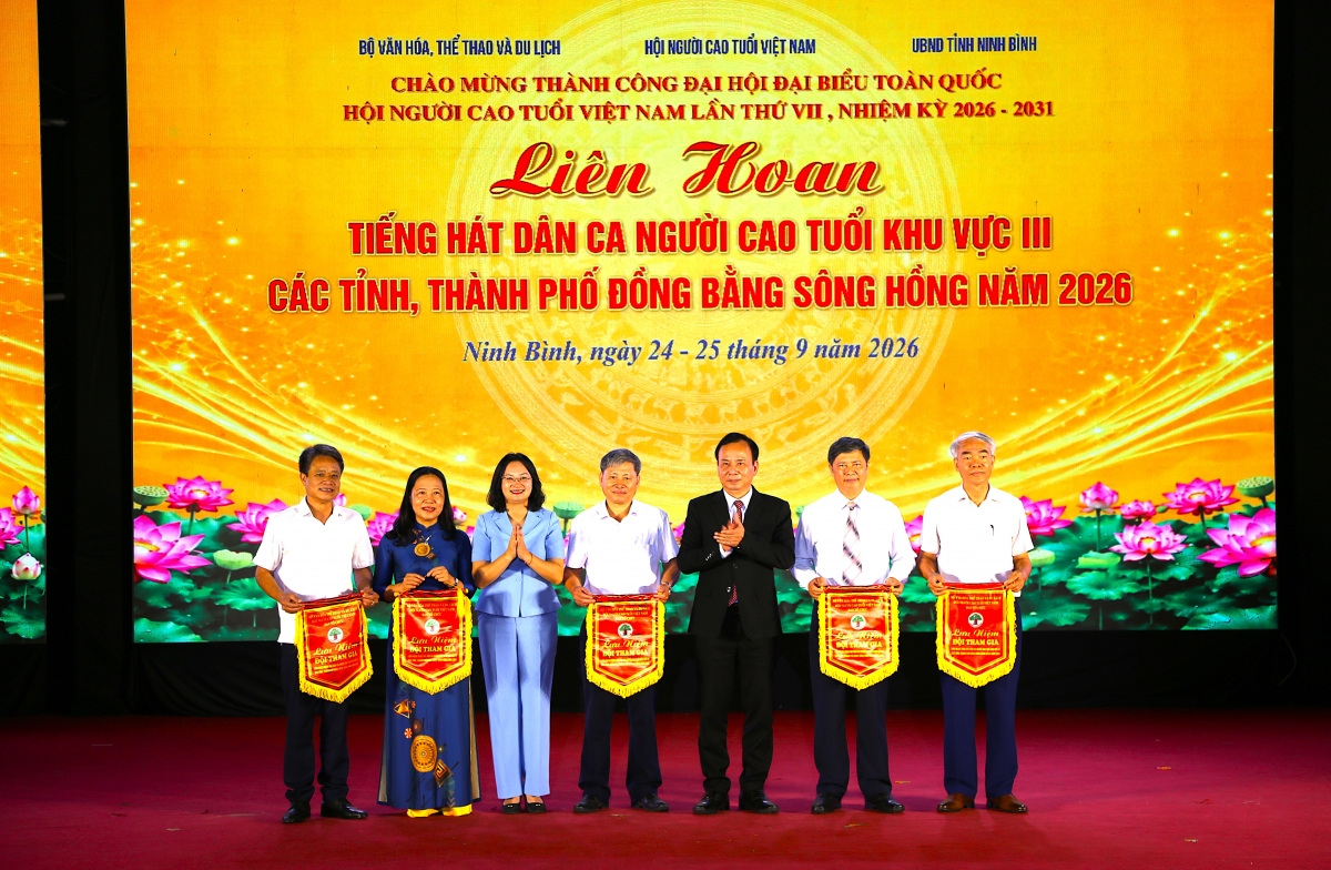 Ban tổ chức trao Cờ lưu niệm cho các đơn vị tham gia Ban tổ chức trao Cờ lưu niệm cho các đơn vị tham gia