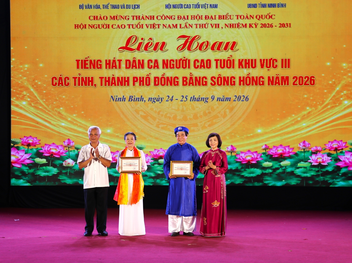 Ban tổ chức trao thưởng cho nam và nữ diễn viên cao tuổi nhất Ban tổ chức trao thưởng cho nam và nữ diễn viên cao tuổi nhất