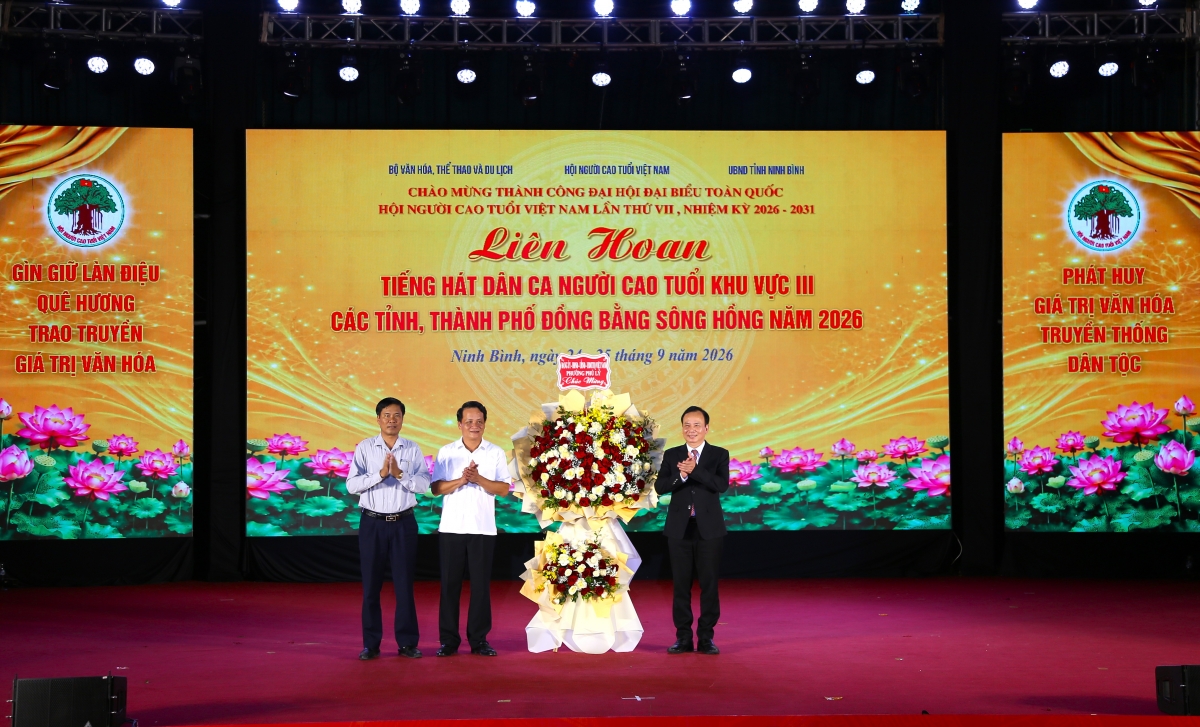 Lãnh đạo phường Phủ Lý tặng hoa chúc mừng Lãnh đạo phường Phủ Lý tặng hoa chúc mừng