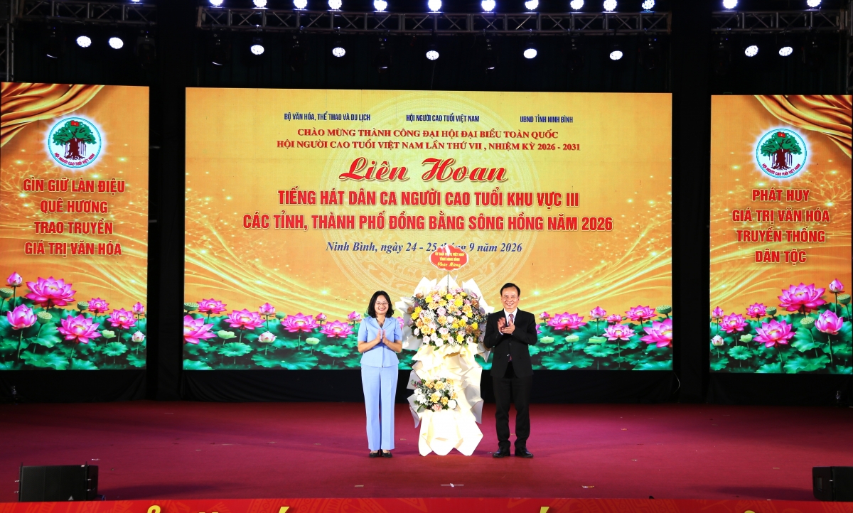 Lãnh đạo tỉnh Ninh Bình tặng hoa chúc mừng Lãnh đạo tỉnh Ninh Bình tặng hoa chúc mừng