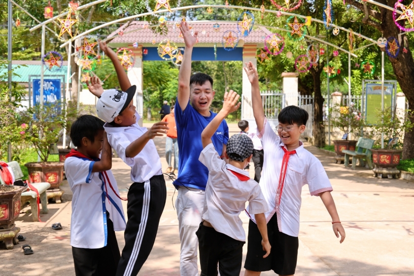 Các em nhỏ hào hứng tham gia trò chơi cùng nhân viên Vinamilk trong ngày hội trăng rằm (Ảnh: Nguyễn Hoàng)