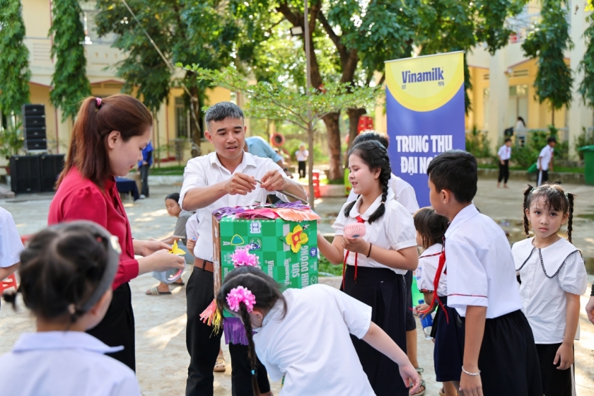 Các em nhỏ cùng thầy cô tham gia thiết kế đồ chơi và chuẩn bị mâm cỗ Trung thu tại ngày hội (Ảnh: Nguyễn Hoàng)