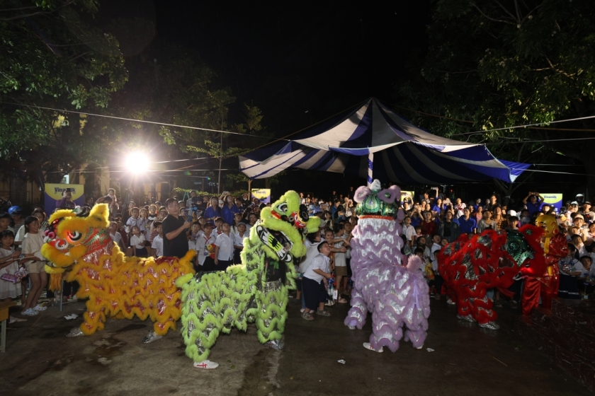 Không khí đêm hội thêm sôi động với các tiết mục văn nghệ, ảo thuật và giao lưu ca hát (Ảnh: Nguyễn Hoàng)