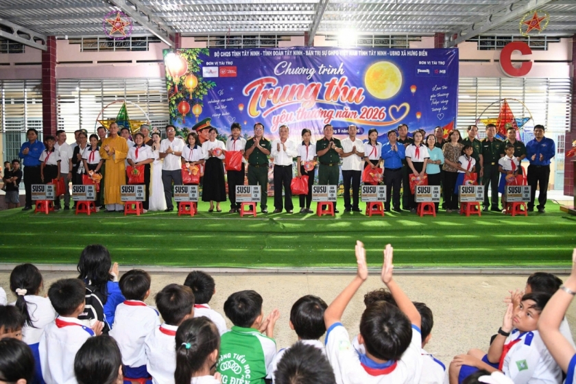 Vinamilk đồng hành cùng Bộ Chỉ huy Quân sự tỉnh Tây Ninh góp thêm niềm vui ngày Tết thiếu nhi cho trẻ em địa phương (Ảnh: Minh Anh).