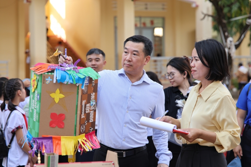 Ông Đỗ Thanh Tuấn - Giám đốc Đối ngoại Vinamilk - tham gia và trao quà cho các em học sinh trong ngày hội Trung thu tại Ea Rốk (Ảnh: Nguyễn Hoàng).