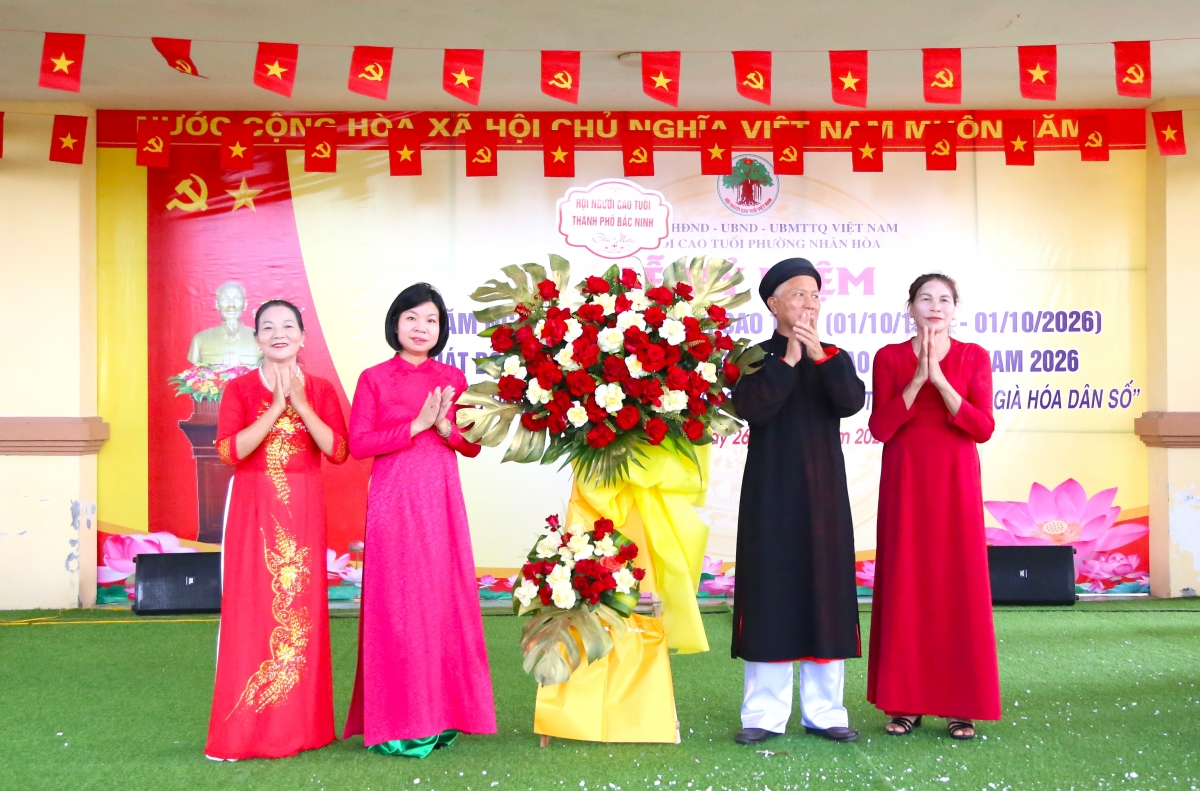 Hội NCT TP Bắc Ninh tặng hoa chúc mừng Hội NCT TP Bắc Ninh tặng hoa chúc mừng