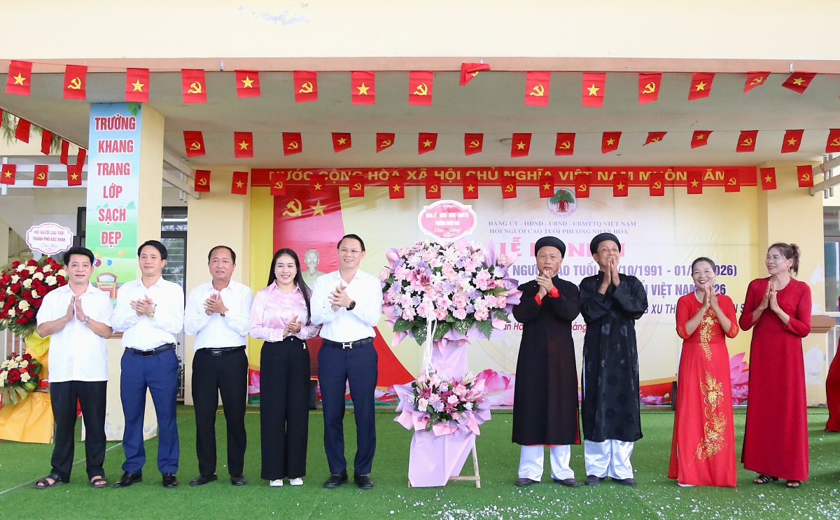 Lãnh đạo phường Nhân Hòa tặng hoa chúc mừng Lãnh đạo phường Nhân Hòa tặng hoa chúc mừng