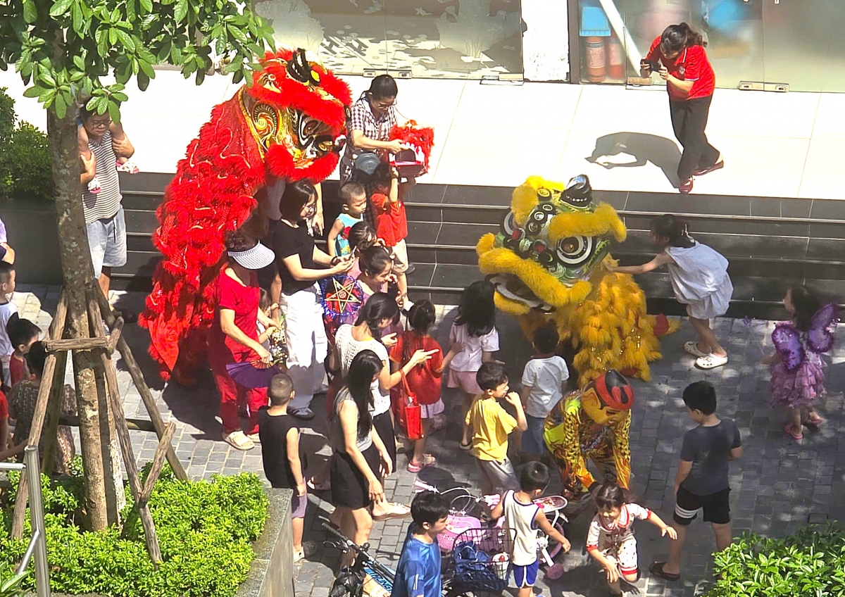 Múa lân trồng quanh khu dân cư
