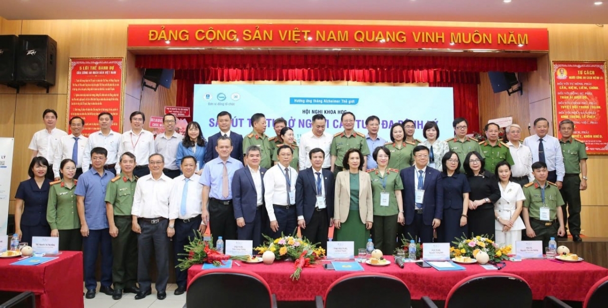 Đại biểu chụp ảnh lưu niệm tại Hội nghị