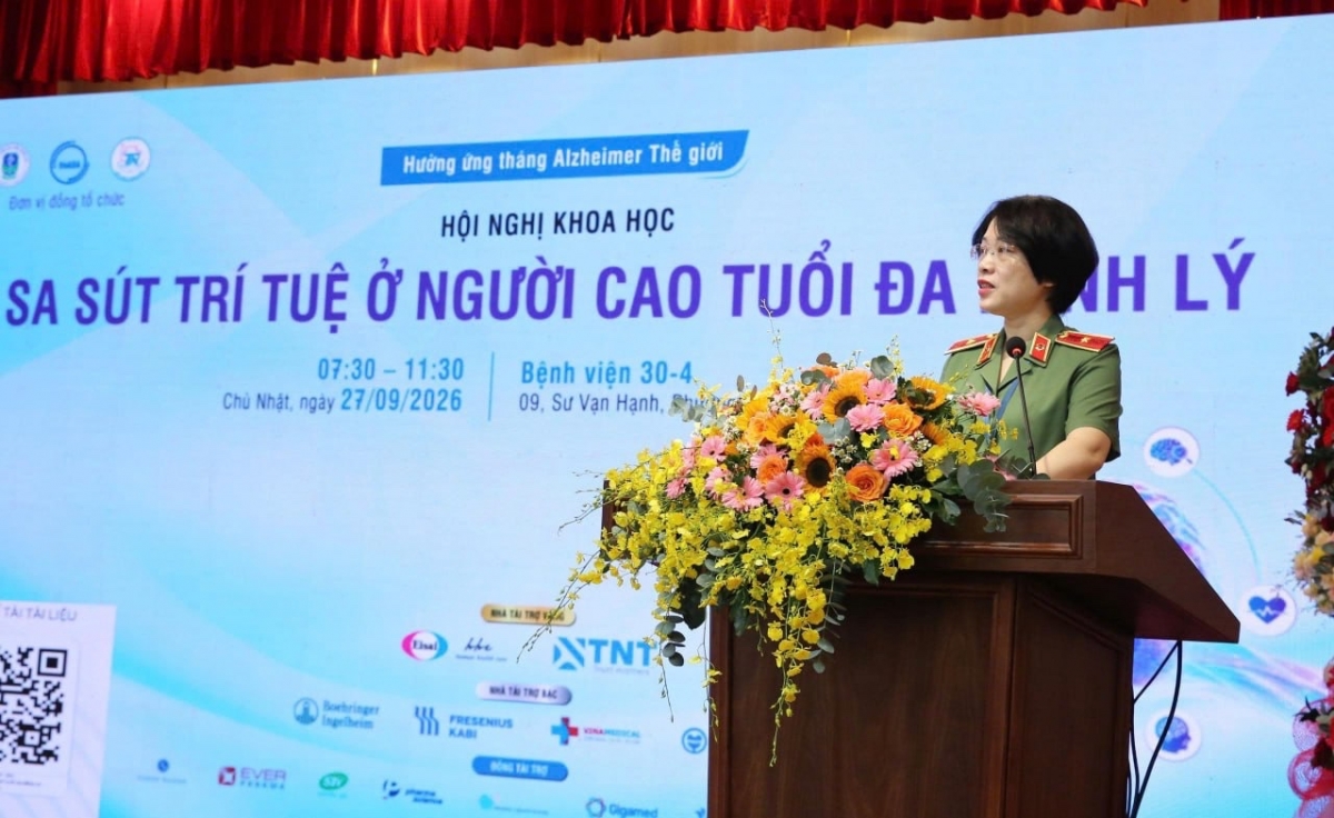 Thiếu tướng Dương Thị Thu Hằng, Giám đốc Bệnh viện 30-4 phát biểu tại hội nghị