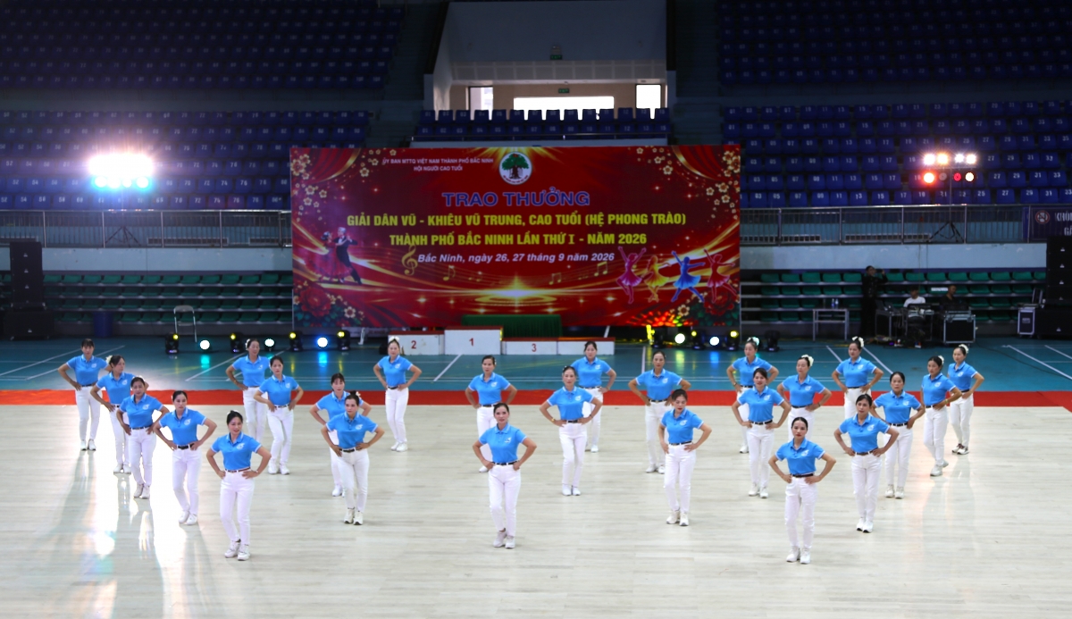 Người cao tuổi thành phố Bắc Ninh hòa nhịp cùng dân vũ, khiêu vũ