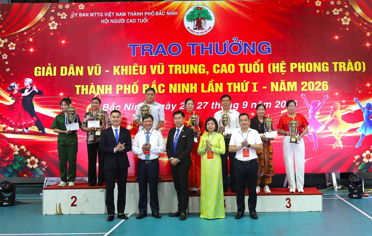 Người cao tuổi thành phố Bắc Ninh hòa nhịp cùng dân vũ, khiêu vũ