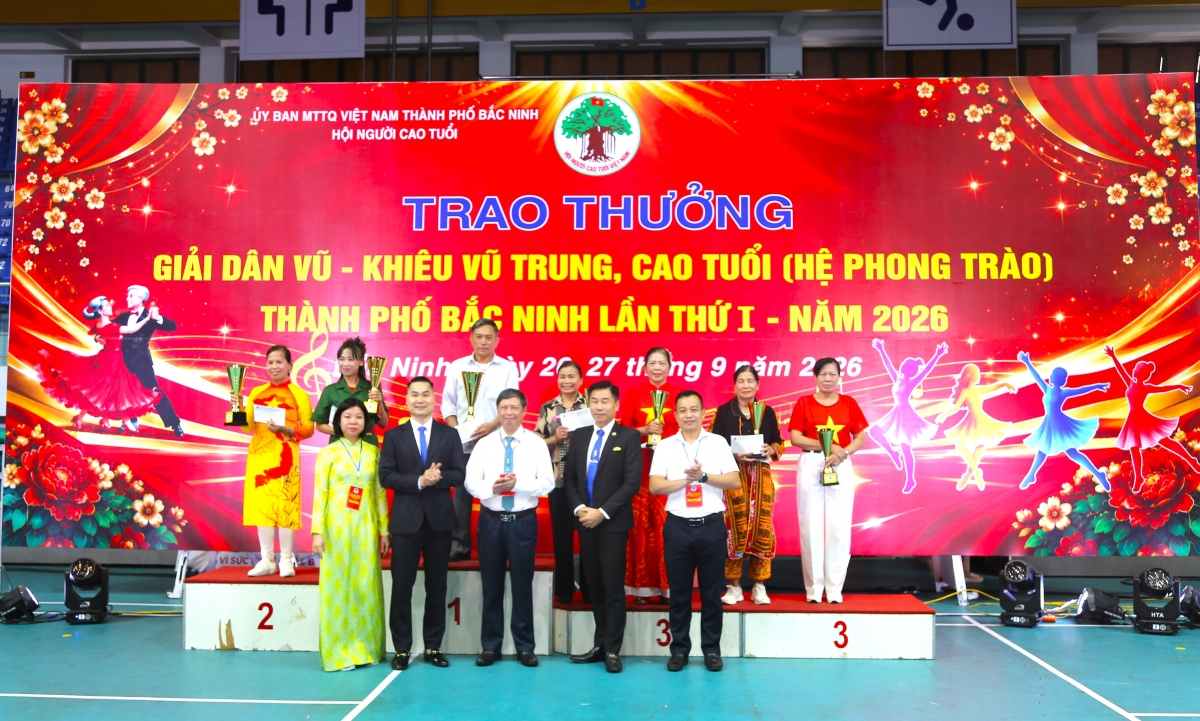 Người cao tuổi thành phố Bắc Ninh hòa nhịp cùng dân vũ, khiêu vũ