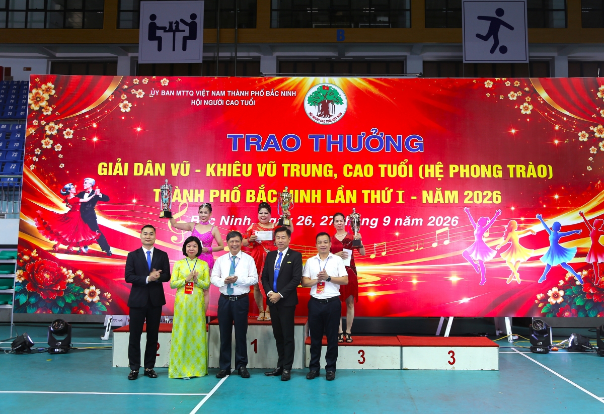 Người cao tuổi thành phố Bắc Ninh hòa nhịp cùng dân vũ, khiêu vũ