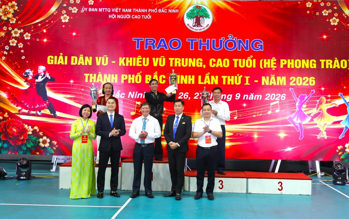 Người cao tuổi thành phố Bắc Ninh hòa nhịp cùng dân vũ, khiêu vũ
