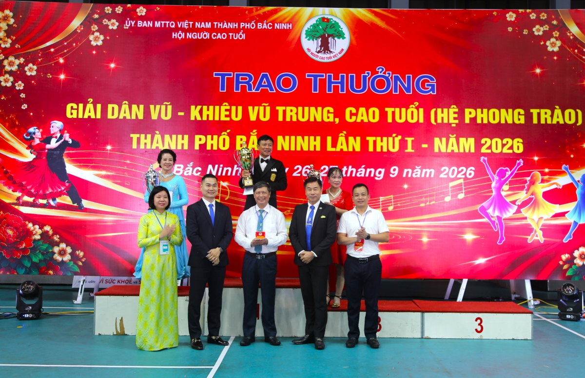 Người cao tuổi thành phố Bắc Ninh hòa nhịp cùng dân vũ, khiêu vũ