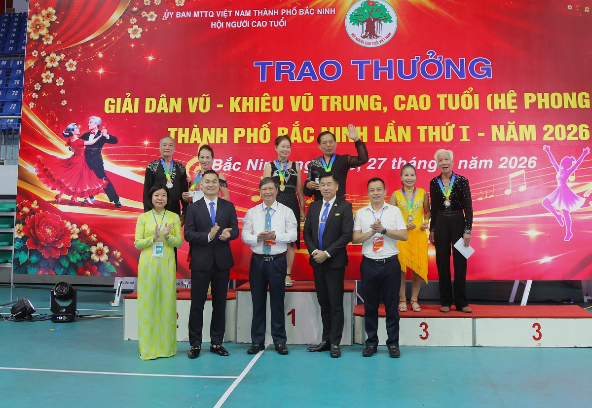 Người cao tuổi thành phố Bắc Ninh hòa nhịp cùng dân vũ, khiêu vũ