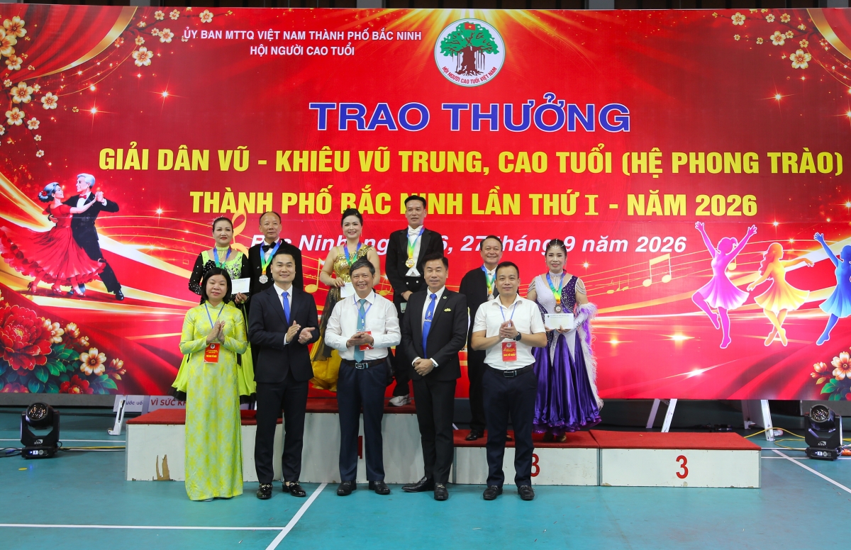 Người cao tuổi thành phố Bắc Ninh hòa nhịp cùng dân vũ, khiêu vũ