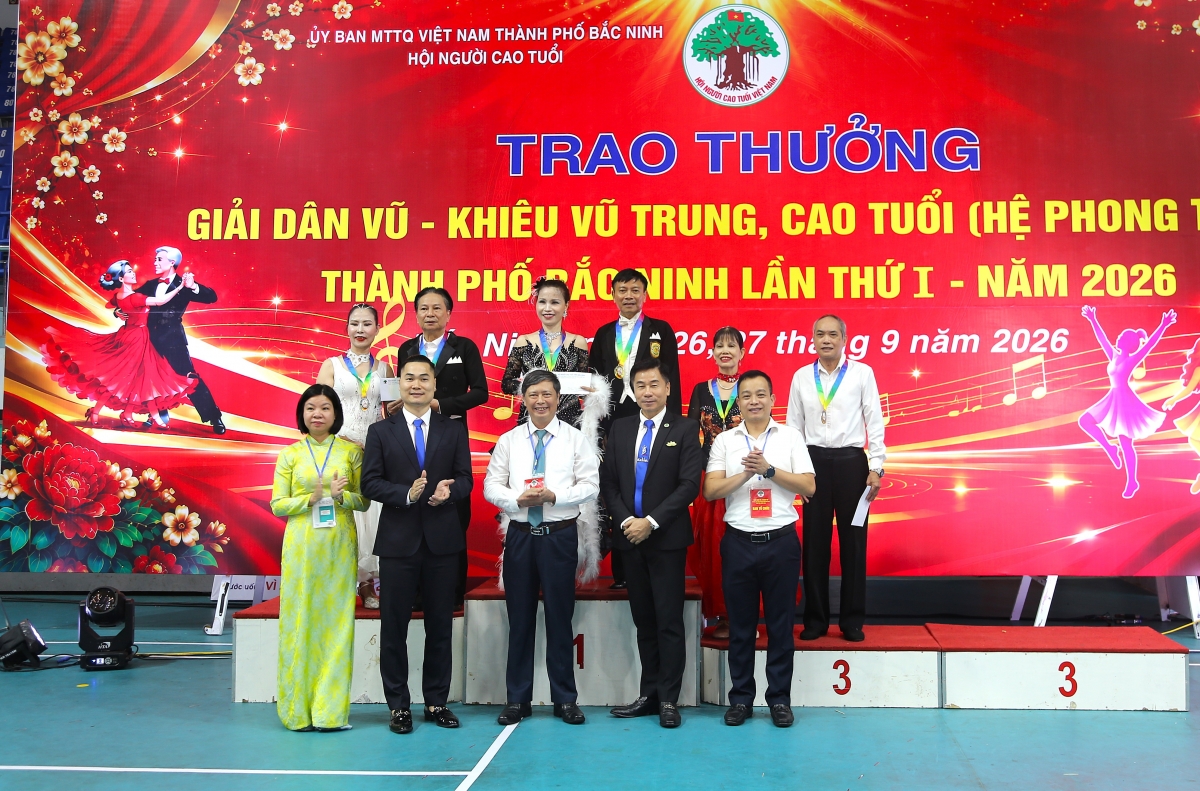Người cao tuổi thành phố Bắc Ninh hòa nhịp cùng dân vũ, khiêu vũ