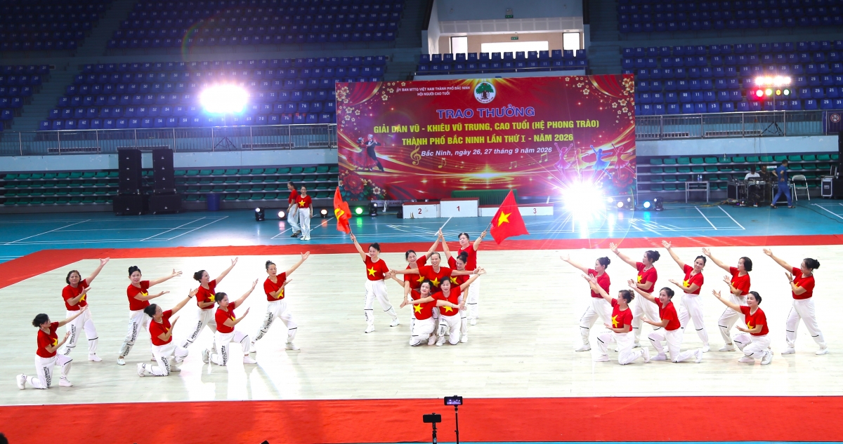Người cao tuổi thành phố Bắc Ninh hòa nhịp cùng dân vũ, khiêu vũ