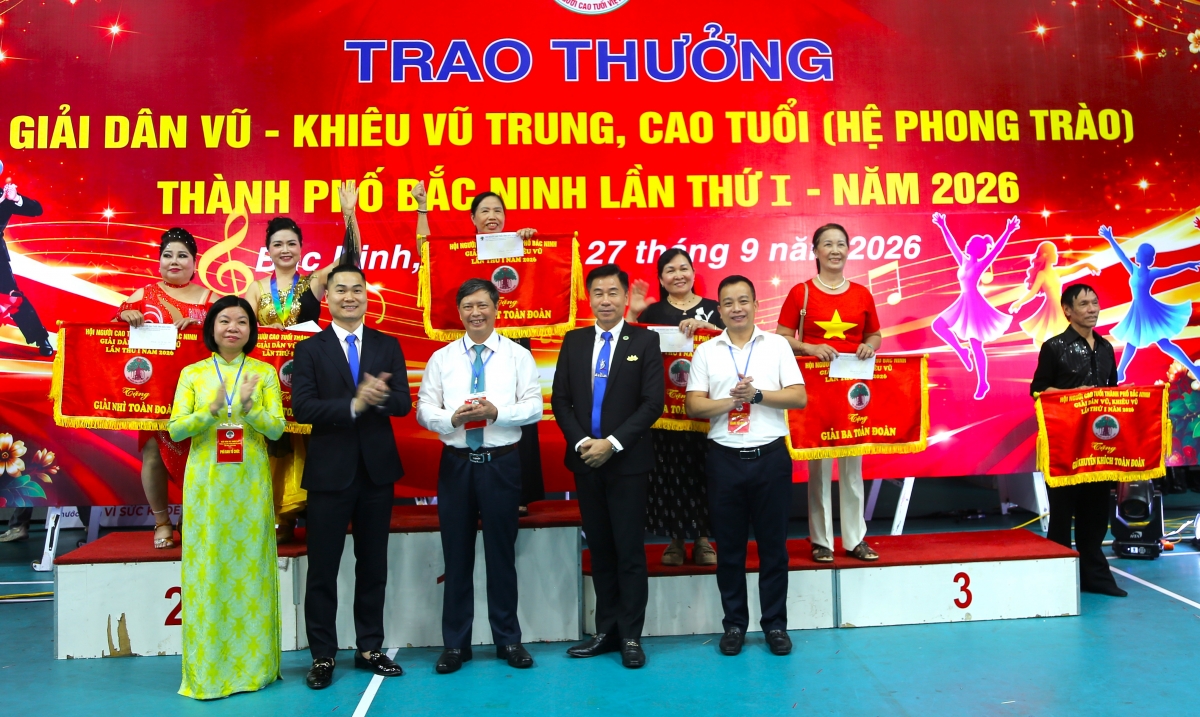 Trao các giải Nhất, Nhì, Ba, khuyến khích toàn đoàn