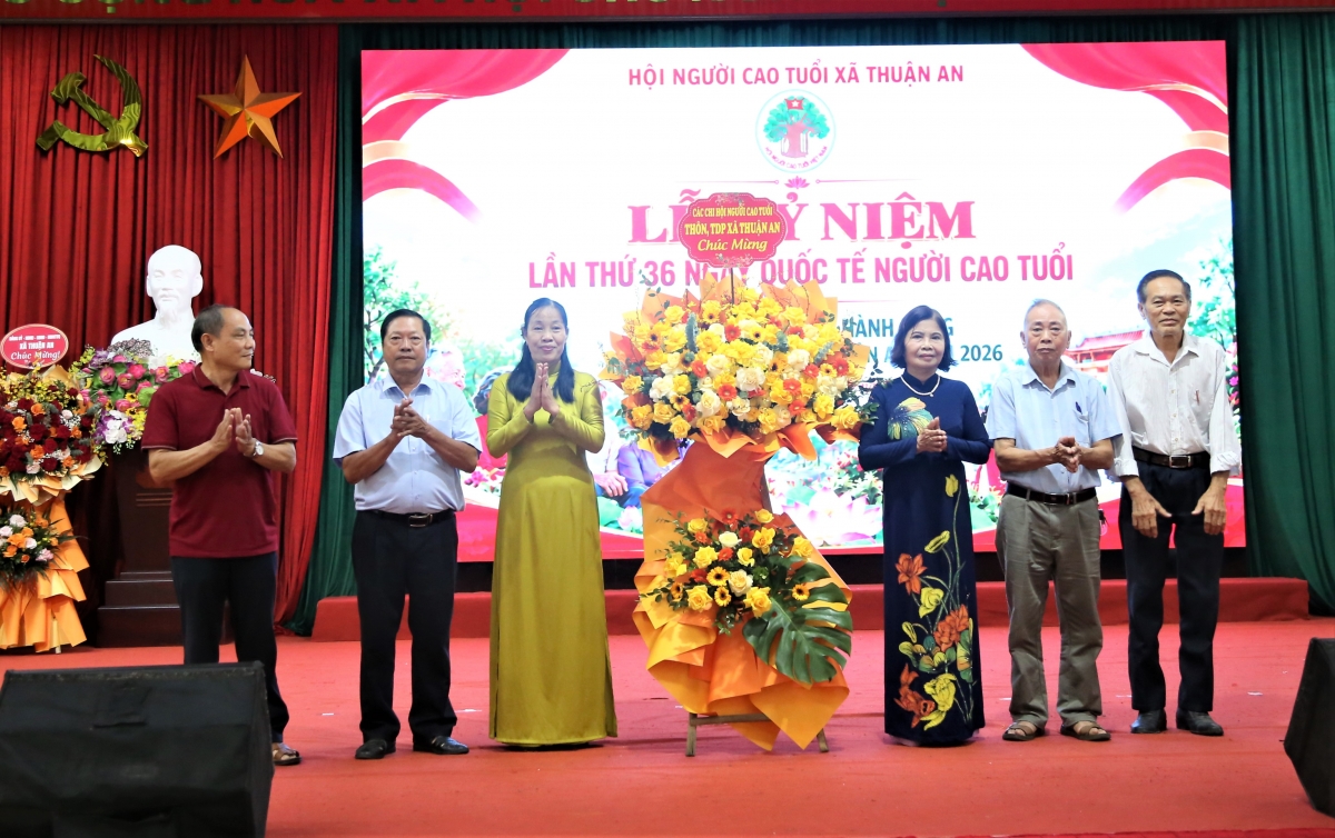 Các Chi hội NCT tặng hoa chúc mừng