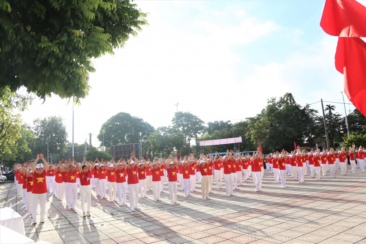 Đồng diễn bài dưỡng sinh trước khi vào phần lễ