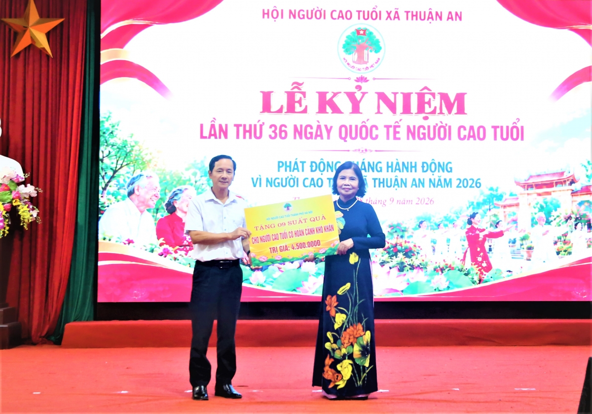 Hội NCT TP Hà Nội tặng 9 suất quà trị giá 4,5 triệu đồng