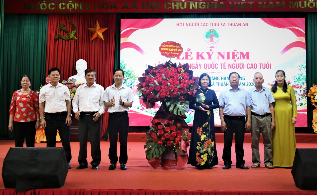 Hội NCT TP Hà Nội tặng hoa chúc mừng