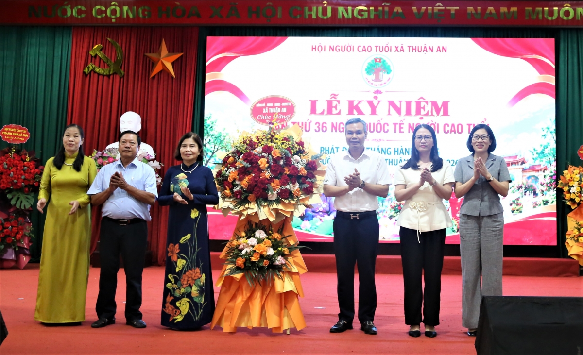 Lãnh đạo xã Thuận An tặng hoa chúc mừng Hội NCT xã
